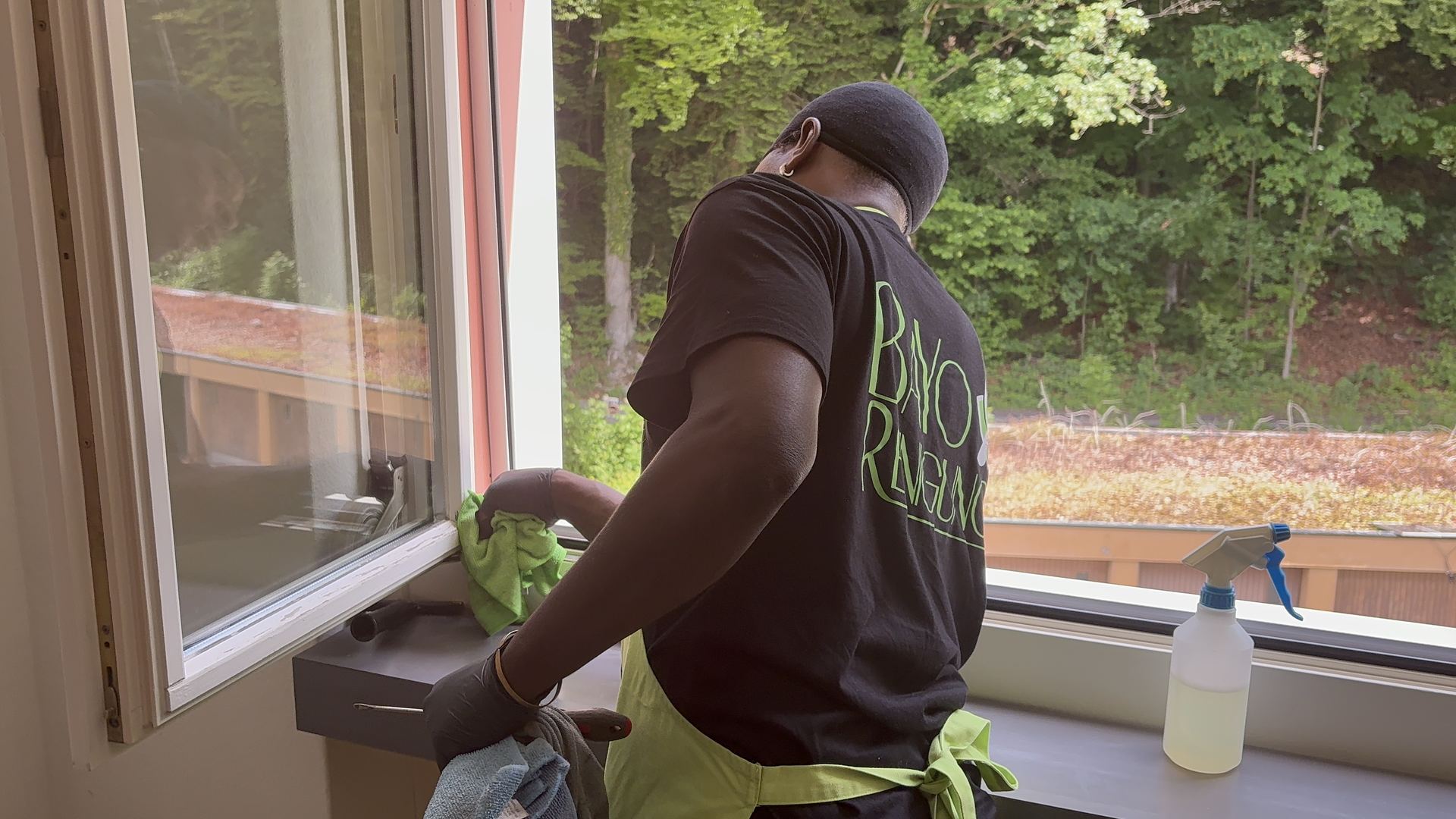 Bayo Reinigung Mitarbeiter reinigt Fensterrahmen und Griffe streifenfrei in einer Wohnung im Limmattal