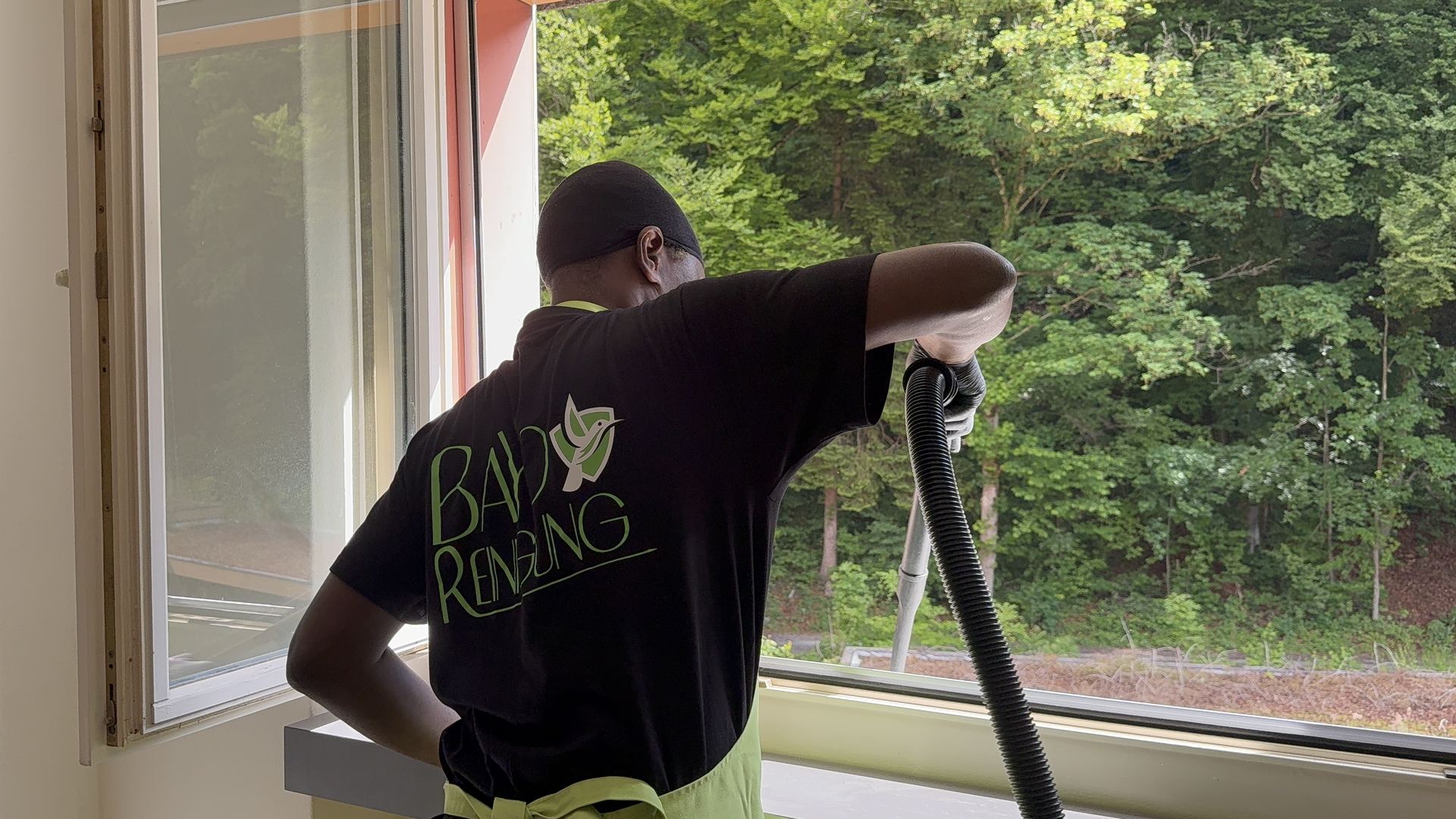 Bayo Reinigung Mitarbeiter saugt Wohnung bei der Umzugsreinigung gruendlich vor der Abgabe