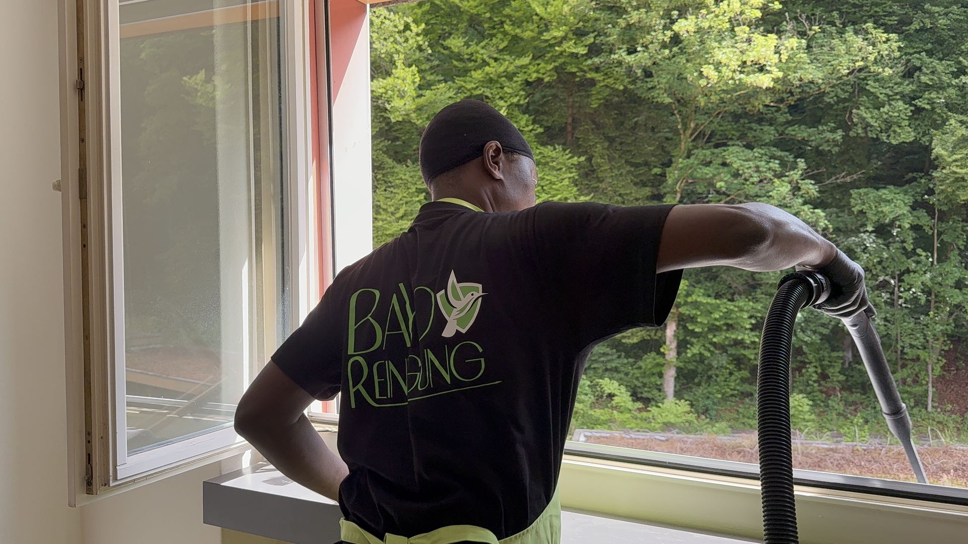 Bayo Reinigung Mitarbeiter saugt Wohnung bei der Endreinigung vor der Wohnungsuebergabe